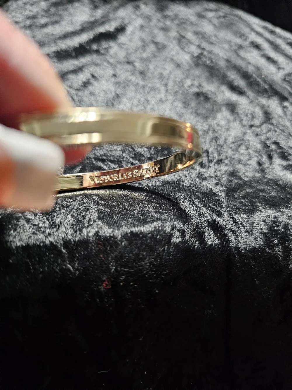 Gold Women's Linked Bangle Bracelet - Elegant Chain Detail